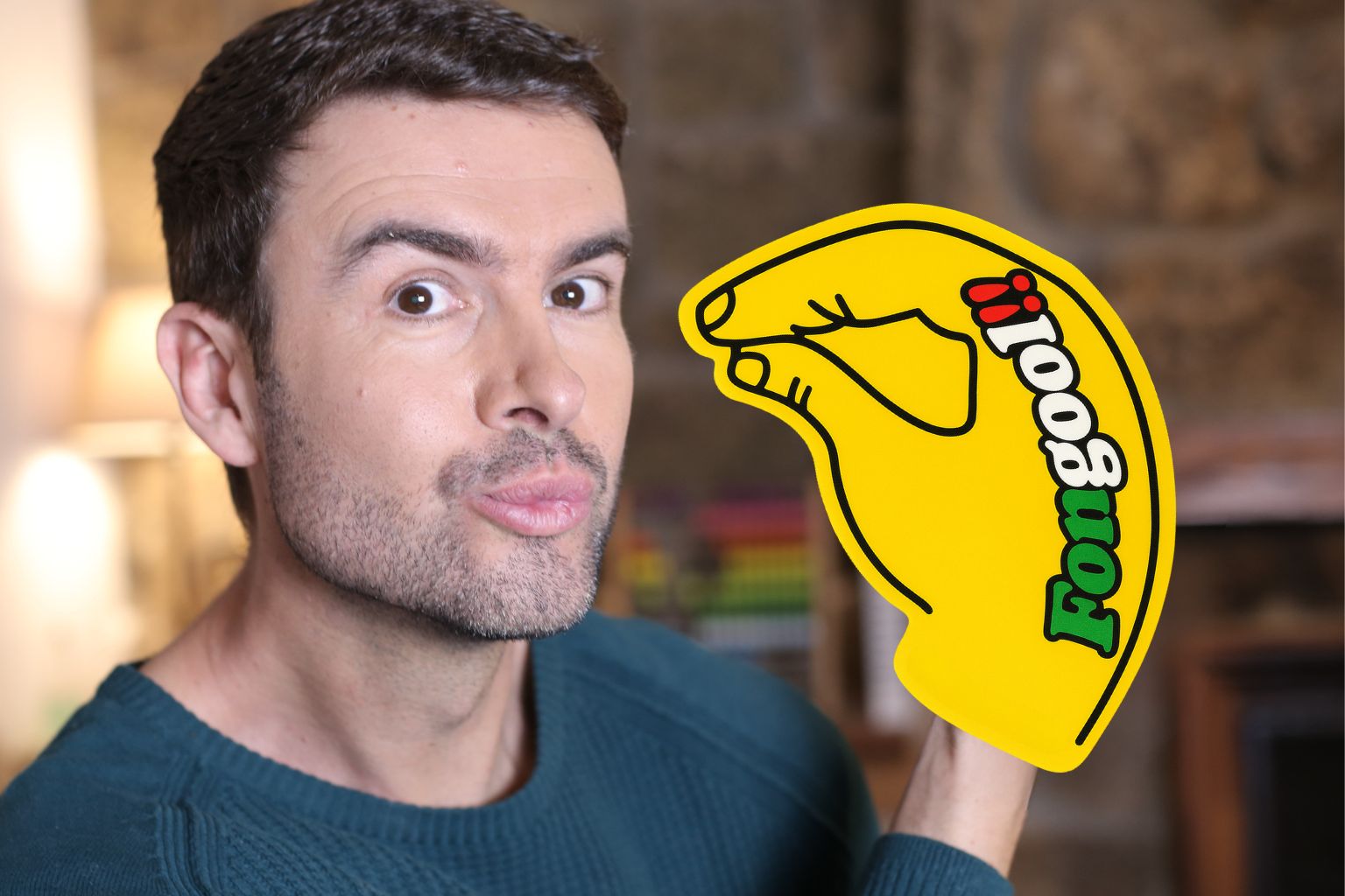 Fongool! Italian Foam Hand 🤌 – Hilarious Hand Gesture Prop for Games & Parties